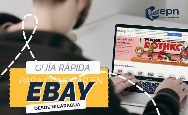 hombre joven comprando en ebay en una computadora desde Nicaragua