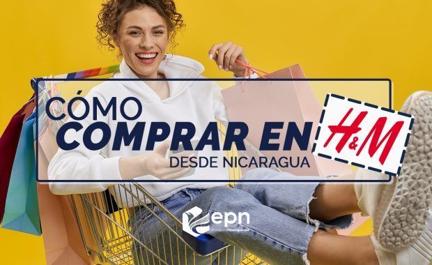 mujer joven con jean y camisa blanca metida en un carrito de compras